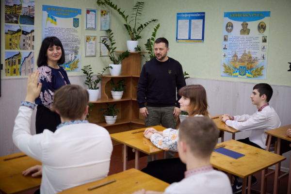 Президент Зеленський відвідав Гостомельський ліцей та поспілкувався зі школярами