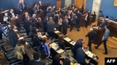 Бійка в парламенті Грузії через «закон про іноагентів»: опозиціонер вдарив депутата правлячої партії
