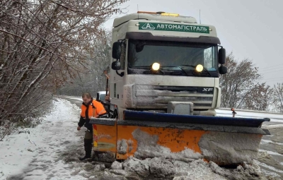 На Київщині триває розчищення та протиожеледна обробка доріг