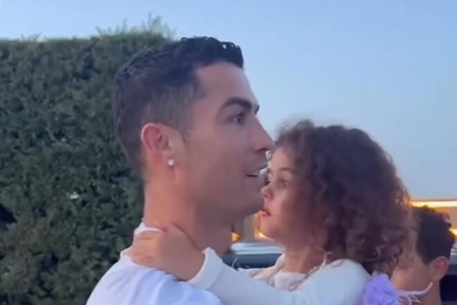 VIDEO: Georgina gifted Ronaldo a luxurious present for Christmas.