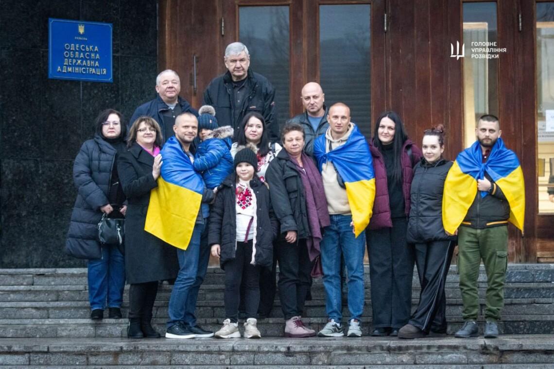 В Одессе встретили моряков, освобожденных из плена в Йемене.