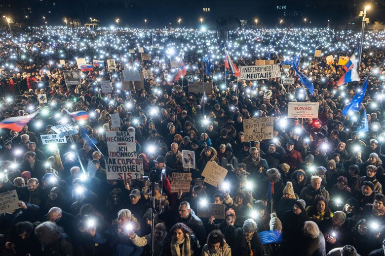 В Словакии начались протесты с требованием отставки премьер-министра Роберта Фицо. На улицы вышли десятки тысяч людей в разных городах страны.